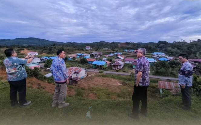 
 Usai Kegiatan Rakor Perbatasan, Bupati Wempi Sempatkan Tinjau Keliling Desa Long Nawang