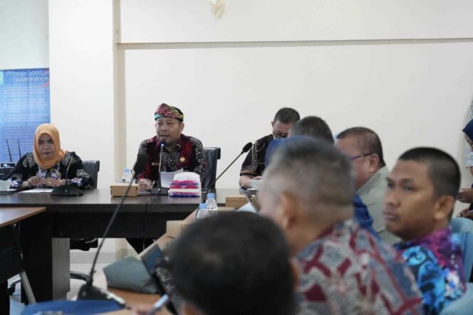 
 Asisten Bidang Administrasi Umum Provinsi Kalimantan Utara, Pollymaart Sijabat, SKM., M.AP, membuka Rapat Evaluasi dan Rekonsiliasi Penerimaan Retribusi Daerah untuk periode Triwulan II Tahun Anggaran 2024.