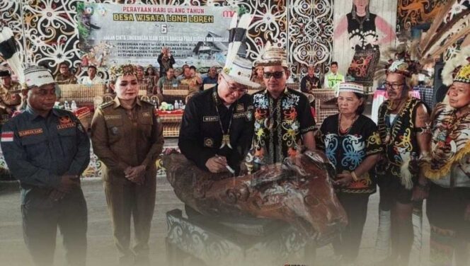 
 Bupati Malinau Wempi W Mawa, S.E., M.H menghadiri perayaan HUT Ke- 5 Tahun Desa Wisata Long Loreh. di Balai Desa “Amin Biyo” “Lawai Lerang”, pada Senin (29/7/2024).