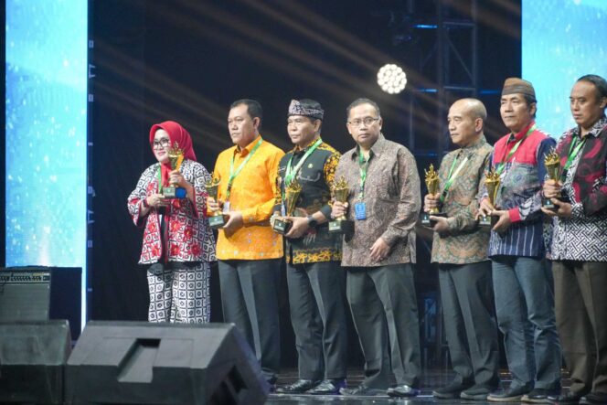 
 Gubernur Kaltara, DR (HC) H Zainal A Paliwang, M.Hum menerima penghargaan Anugerah Merdeka Belajar Kategiru Transformasi Pengelolaan Pendidikan Kelompok Pemda Transformatif yang digelar Kemendikbudristek RI, Jumat (5/7).