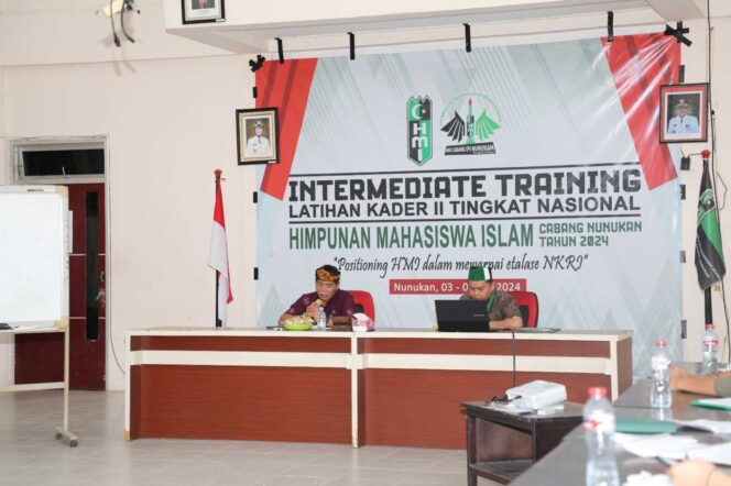 
 Gubernur Kaltara, DR (HC) H Zainal A Paliwang, M.Hum menjadi narasumber pada agenda Intermediate Training Tingkat Nasional oleh HMI Cabang (P) Nunukan di Gedung Aula BKPSDM Nunukan, Selasa (9/7). 