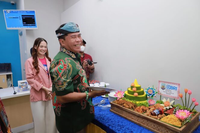 
 Gubernur Dr. (H.C). Zainal Arifin Paliwang, M.Hum meresmikan Kantor Kas Bank Rakyat Indonesia (BRI) RSUD dr. H. Jusuf SK, Sabtu (27/7).