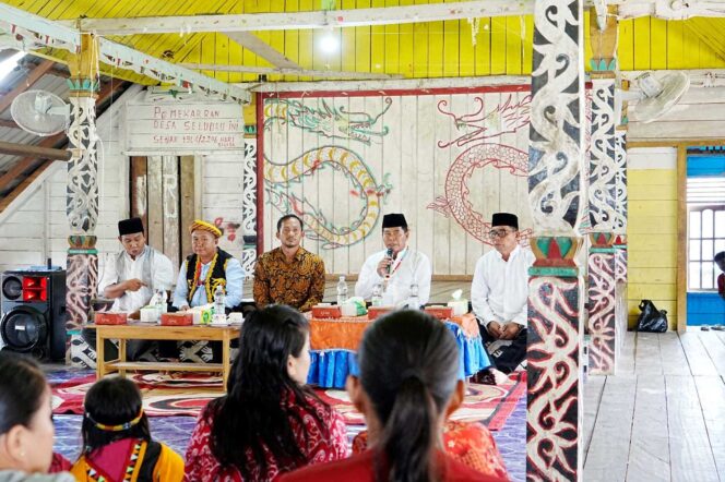
 Gubernur Kaltara, DR (HC) H Zainal A Paliwang, M.Hum berdiskusi dengan kelompok tani milenial di Balai Adat Desa Seludau, Kecamatan Sesayap Hilir, Kabupaten Tana Tidung beberapa waktu lalu.