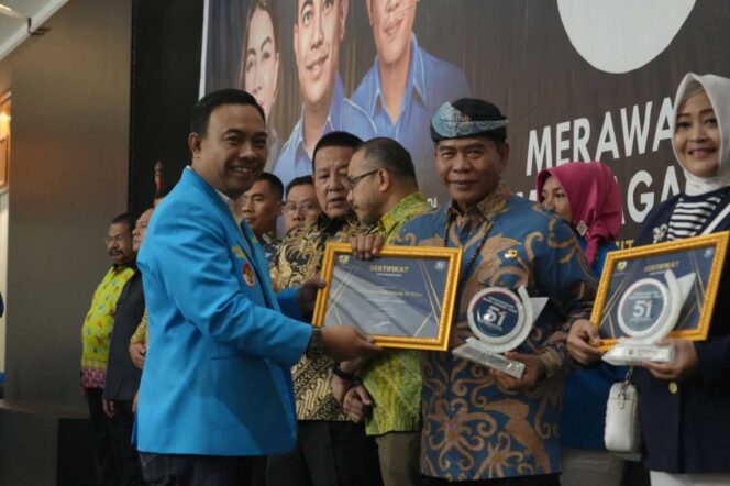 
 Gubernur Kaltara, DR (HC) H Zainal A Paliwang, M.Hum menerima penghargaan sebagai tokoh peduli pemuda pada KNPI Award 2024 di Grand Sahid Jaya, Sabtu (27/7) malam.