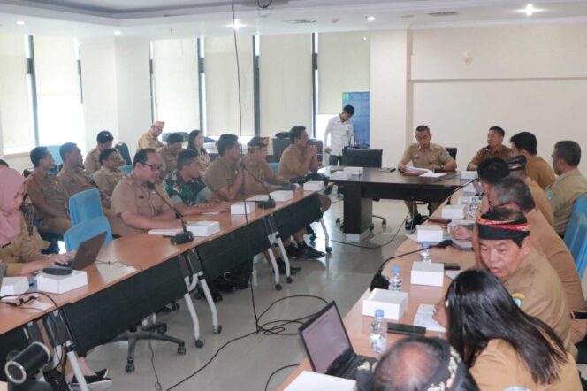 
 Asisten bidang Pemerintahan dan Kesra Setprov Kaltara, H. Datu Iqro Ramadhan, S.Sos, M.Si memimpin rapat persiapan Sosek Malindo 2024. 