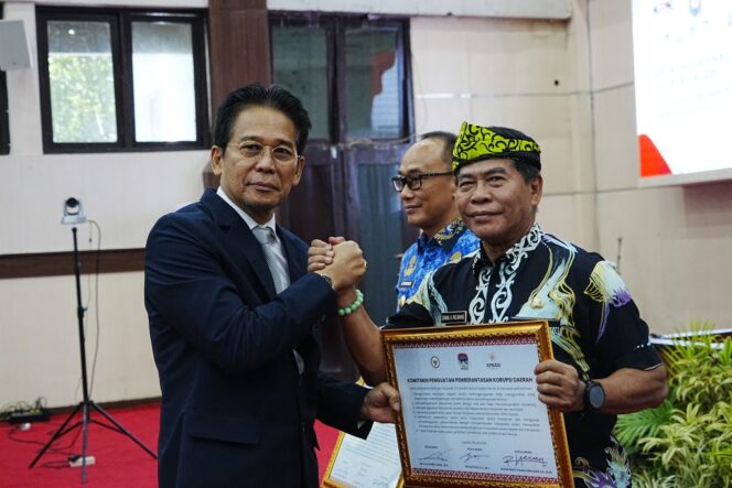 
 Gubernur Kaltara, Dr. (HC) H. Zainal A Paliwang, M.Hum, menerima Komitmen Penguatan Pemberantasan Korupsi Daerah yang diserahkan langsung oleh Wakil Ketua KPK RI, Johanis Tanak di Ruang Pertemuan Kantor Gubernur Sulsel, Rabu (17/7/2024).
