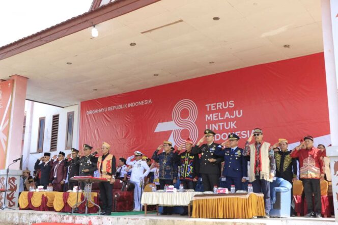 
 Gubernur Kaltara, DR (HC) H Zainal A Paliwang, M.Hum memimpin upacara HUT RI di perbatasan tahun lalu.