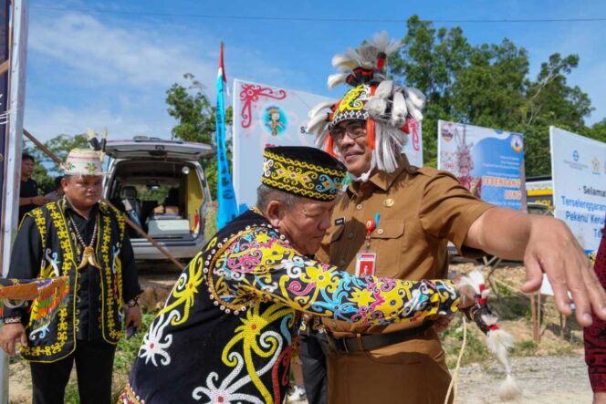 
 Sekprov Kaltara, Dr H Suriansyah, M.AP mengikuti Pagelaran Budaya Dayak dan Pekenu di Lapangan Utama Desa Tengkapak, Selasa (16/7).