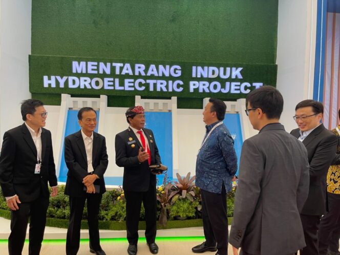 
 Gubernur Kaltara, DR (HC) H Zainal A Paliwang, M.Hum meninjau project pembangunan PLTA Mentarang Induk beberapa waktu lalu. 