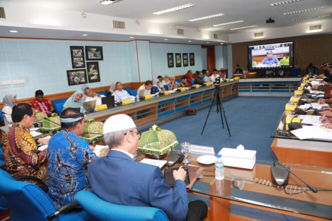 
 Gubernur Kaltara, DR (HC) H Zainal A Paliwang, M.Hum mengikuti rapat awal penyusunan dokumen FS Pembangunan Industri Minyak Goreng Kelapa Sawit. 
