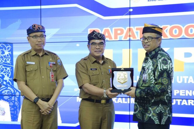 
 Sekprov Kaltara, membuka Rapat Koordinasi UKPBJ se-Kaltara Tahun 2024, Senin (8/7).
