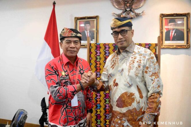 
 Gubernur Kaltara, DR (HC) H Zainal A Paliwang, M.Hum berfoto bersama Menhub, Budi Karya Sumadi beberapa Waktu lalu. 