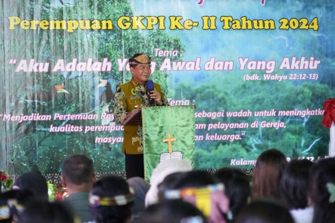 
 Gubernur Kalimantan Utara, Dr. (H.C) H. Zainal A. Paliwang, M.Hum, menghadiri kegiatan Pertemuan Raya Perempuan dan Pesparawi Perempuan Gereja Kristen Pemancar Injil (GKPI) Tahun 2024. Acara tersebut berlangsung di Gedung Gereja GKPI Ekkelesia, Rabu (10/7).
