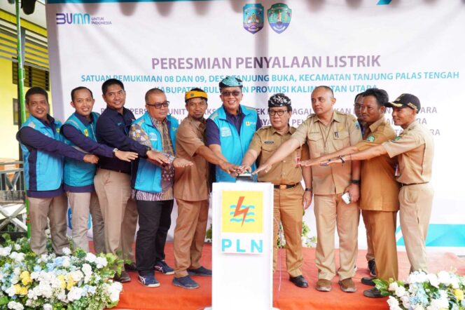 
 Plh Asisten Perekonomian dan Pembangunan, Burhanuddin, S.Sos, M.Si Bersama GM PT PLN (Persero) UI Kaltimtara, Agung Muridfi meresmikan penyalaan listrik di Permukiman Transmigrasi SP 8 dan 9, Tanjung Buka, Selasa (2/7).
