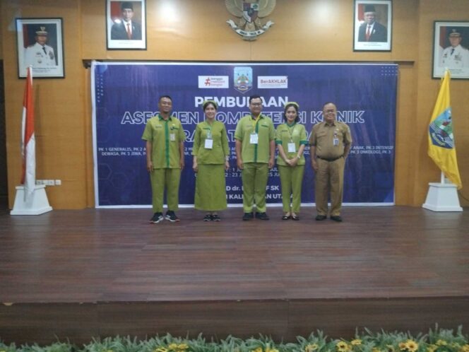 
 Mewakili Plt Direktur RSUD dr. H. Jusuf SK, Kabid Pelayanan Kesehatan, Arief Rakhman, saat mengalungkan ID Card kepada peserta Asesmen Kompetensi Klinik Perawat dan Bidan di Auditorium Lantai 6, RSUD dr. H. Jusuf SK, Senin (1/7).