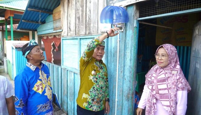 
 Gubernur Kaltara, DR (HC) H Zainal A Paliwang, M.Hum, mengunjungi masyarakat yang mendapat program listrik gratis. 
