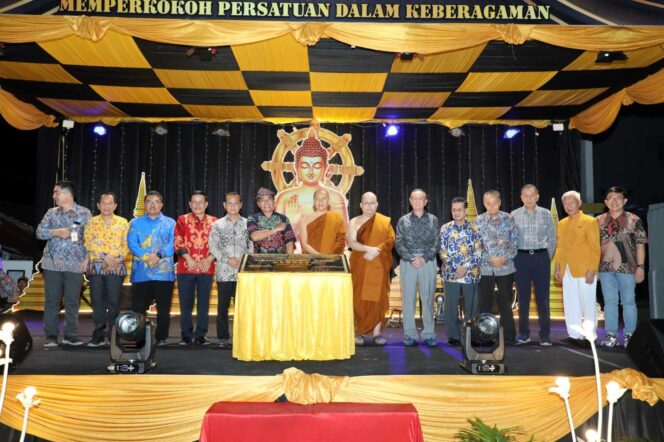 
 Gubernur Kaltara, DR (HC) H Zainal A Paliwang, M.Hum meresmikan Sekolah Buddhis Paramita, Sabtu (29/6) malam.
