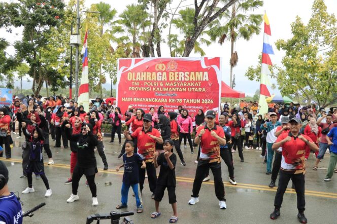 
 JALAN SEHAT: Sekprov Kaltara, Dr H Suriansyah, M.AP menghadiri pelaksanaan jalan sehat dalam rangka HUT ke 78 Bhayangkara, Ahad (30/6).
