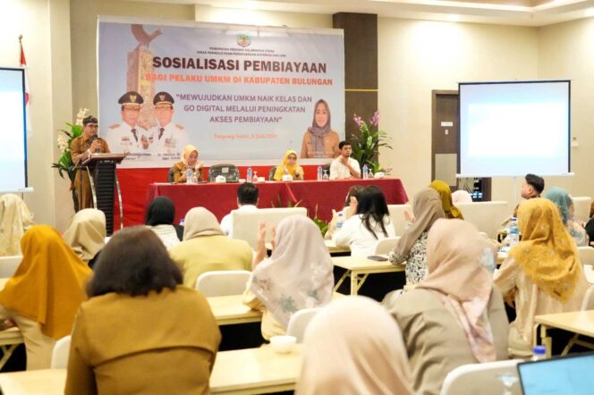 
 Sekprov Kaltara, Dr. H. Suriansyah, M.AP memberikan arahan pada Sosialisasi Pembiayaan Bagi Pelaku UMKM di Hotel Luminor, Senin (8/7).
