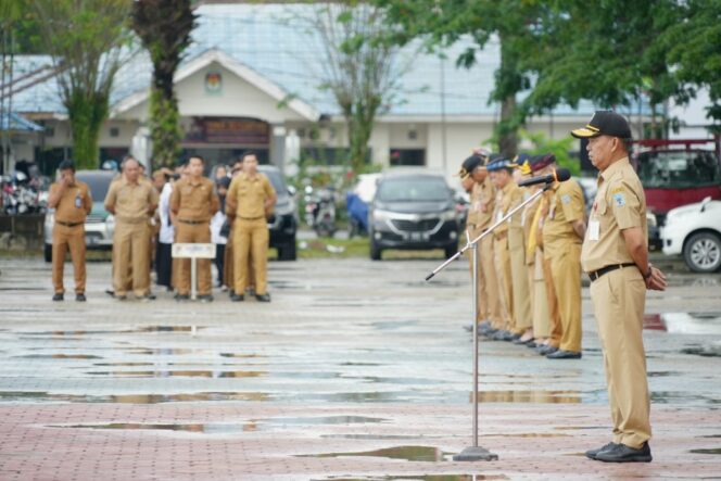
 Asisten bidang Pemerintahan dan Kesejahteraan Rakyat, H. Datu Iqro Ramadhan, S.Sos, M.Si memimpin apel rutin di lingkungan Pemprov Kaltara, Senin (29/7).