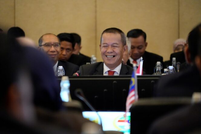 
 Asisten Bidang Pemerintahan dan Kesra (Ketua Sosek Malindo Provinsi Kaltara), H. Datu Iqro Ramadhan, S.Sos, M.Si memimpin Pertemuan Tim Teknis Sidang ke 26 JKK/KK Sosek Malindo Tingkat Provinsi Kaltara/Peringkat Negeri Sabah di Balikpapan, Rabu (17/7).
