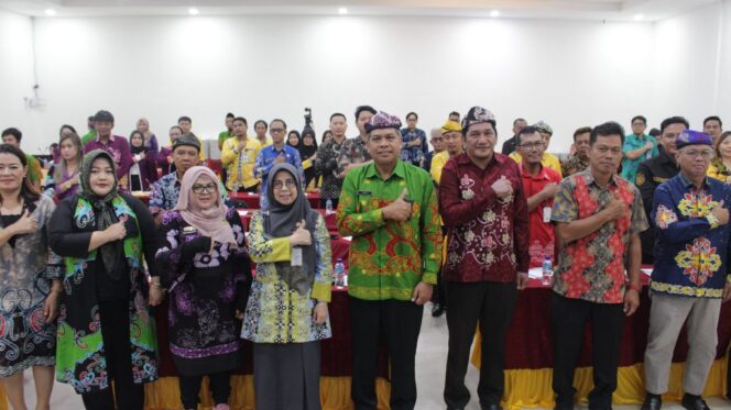 
 Staf AHli Bidang Ekonomi, Pembangunan dan Hubungan Antar Lembaga Setprov Kaltara, Ir Wahyuni Nuzband, M.AP membuka Rapat Koordinasi Fasilitasi Peningkatan Daya Saing WIlayah Berbasis Kawasan Strategis Nasional Provinsi Kaltara di Tarakan, Kamims (18/7).