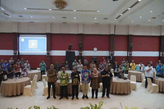 
 Staf Ahli Bidang Hukum, Kesatuan Bangsa dan Pemerintahan, Robby Yuridi Hatman, S.Sos, MT memberikan arahan dalam kegiatan pembinaaan dan pengembangan PPID se-Kaltara di Tarakan, Kamis (8/8).
