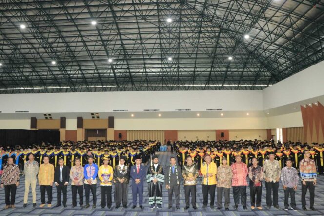 
 WISUDA: Asisten bidang Pemerintahan dan Kesra Setprov Kaltara, H. Datu Iqro Ramadhan, S.Sos, M.Si menghadiri Wisuda Daerah UT Tarakan di Gedung TACC Kota Tarakan, Sabtu (24/8).