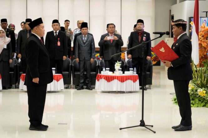 
 PENGUKUHAN : Gubernur Kaltara, Dr H Zainal A Paliwang, SH, M.Hum mengukuhkan Kepala Perwakilan BPKP Kaltara, Kamis (22/8). 
