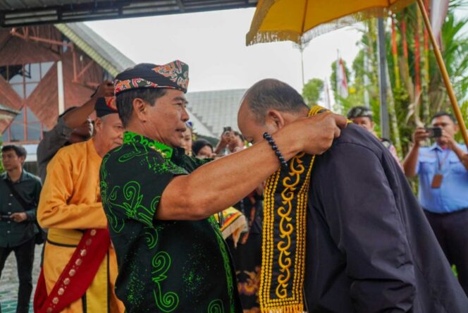 
 DISAMBUT HANGAT: Gubernur Kaltara, Dr. H. Zainal A Paliwang, SH, M.Hum menyambut kedatangan Plt. Deputi Bidang Pelayanan Publik KemenPAN-RB di Bandara Juwata Tarakan, Kamis (22/8). 
