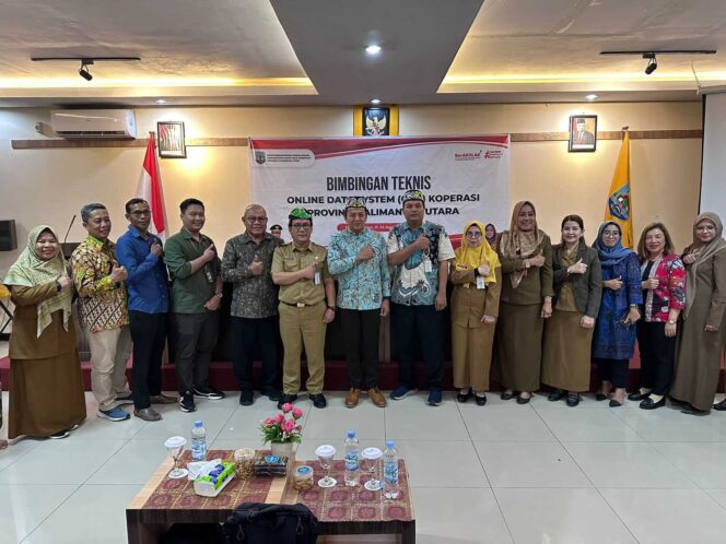 
 Plh Asisten Bidang Perekonomian dan Pembangunan Setprov Kaltara, Burhanuddin berfoto bersama pada Bimtek ODS Koperasi dan UKM se-Kaltara.  