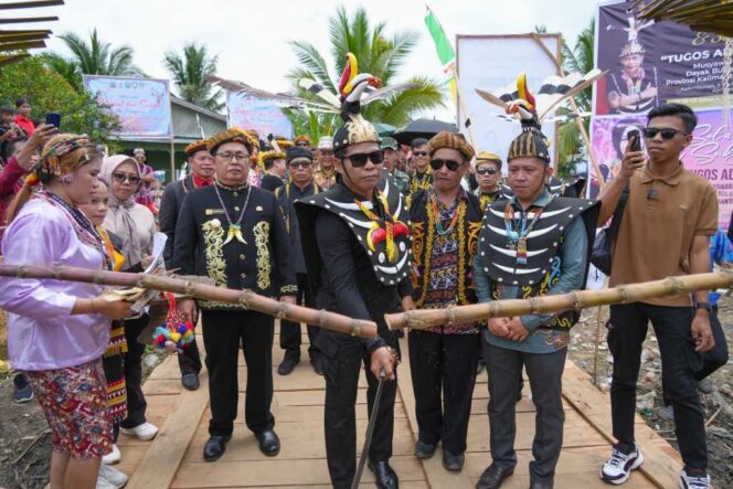 
 TUGOS ADANG: Gubernur Kaltara, DR (HC) H Zainal A Paliwang, M.Hum membuka secara langsung Mubes Lembaga Adat Dayak Bulusu ke-8 di Desa Kelembunan, Kecamatan Sekatak, Sabtu (10/8).