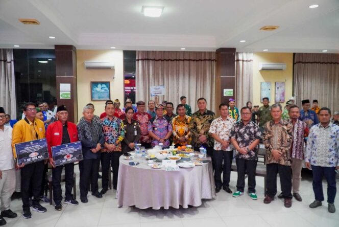 
 ABADIKAN MOMEN: Gubernur Kaltara, Dr. H. Zainal A. Paliwang, SH, M.Hum mengabadikan momen usai memberikan secara simbolis bantuan keuangan kepada parpol, lembaga pemerintah, penyelenggara pemilu dan ormas di Provinsi Kalimantan Utara, Rabu (21/8).  
