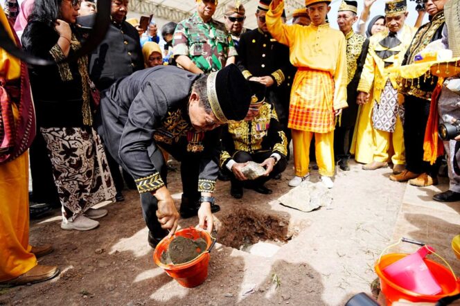 
 Gubernur Kaltara, DR (HC) H Zainal A Paliwang, M.Hum meletakan batu pertama revitalisasi Kesiltanan Bulungan Maulana Muhammad Djalaluddin di Komplek Kesultanan Bulungan, Tanjung Palas, Rabu (7/8).