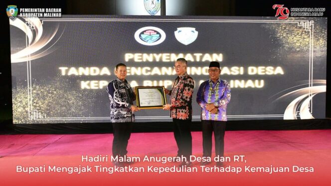 
 Malam Anugerah Desa dan RT, Bupati Wempi Mengajak Tingkatkan Kepedulian Terhadap Kemajuan Desa