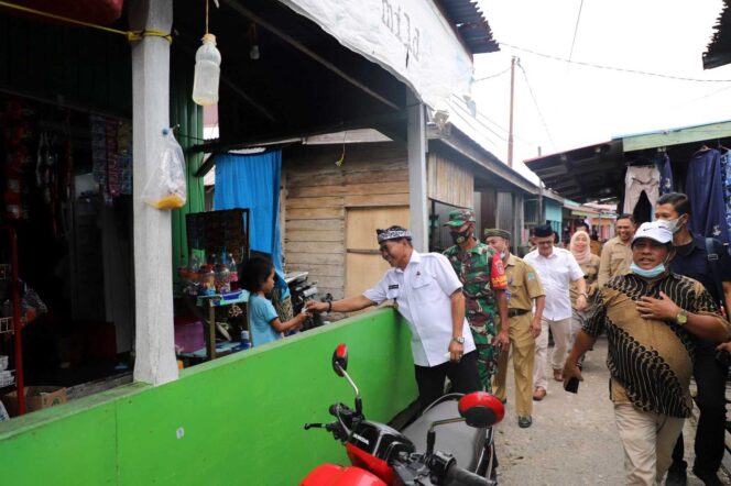 
 CEGAH KEMISKINAN: Gubernur Kaltara, Dr. H. Zainal A. Paliwang, SH, M.Hum meninjau rumah masyarakat di Kabupaten Nunukan.