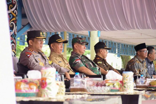 
 PENGAMANAN: Asisten Bidan Pemerintahan dan Kesra, H. Datu Iqro Ramadhan, S.Sos M.Si menghadiri apel gelar pasukan dan Sispamkota di Lapangan Agatis, Senin (26/8).
