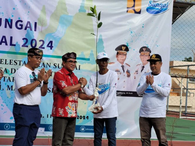 
 BERSIH SUNGAI: Sekprov Kaltara, Dr H Suriansyah, M.AP mengikuti aksi bersih sungai di Mangrove Edupark Kampung Lestari, Kelurahan Kampung 4 Kecamatan Tarakan Timur, Ahad (11/8).