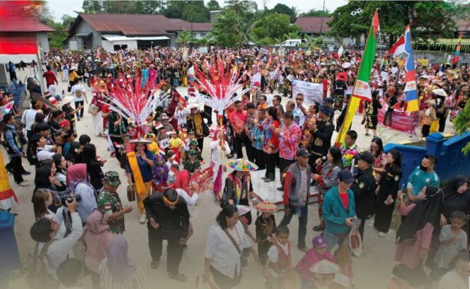 
 Karnaval Budaya: Plh. Sekda Malinau Marson, S.H., M.M melepas secara resmi Karnaval Budaya Kecamatan Malinau Utara, pada Rabu (21/8/2024).