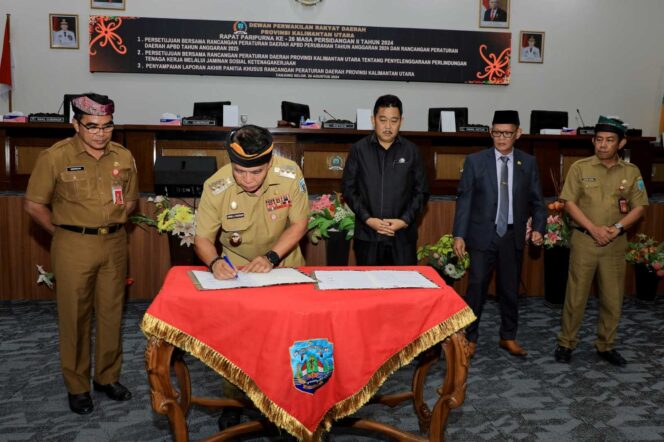 
 KESEPAKATAN: Gubernur Kaltara, Dr. H. Zainal A. Paliwang, SH, M.Hum mengikuti Rapat Paripurna ke-26 DPRD Provinsi Kalimantan Utara dalam Masa Persidangan II Tahun 2024, Senin (26/8). 
