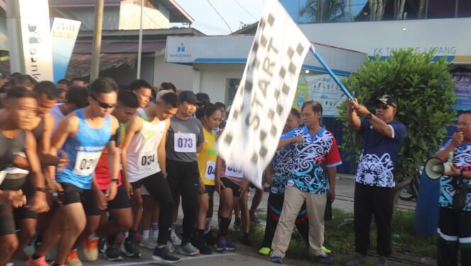 
 Wakil Bupati Jakaria Melepas Peserta Lari Marathon 10 Kilometer dalam rangka Bupati Malinau Cup