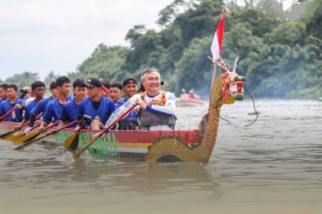 
 Bupati Wempi Lepas Lomba Perahu Dayung Tradisional, Diikuti 320 Peserta