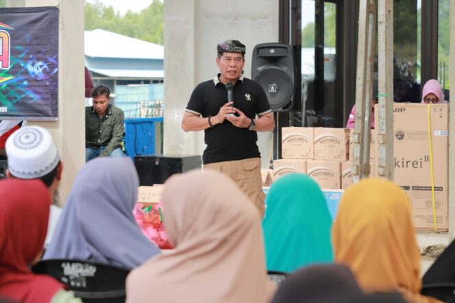 
 BERIKAN ARAHAN: Gubernur Kaltara, Dr. H. Zainal A. Paliwang, SH, M.Hum memberikan arahan pada kunjungan kerjanya di Desa Bambangan, Sebatik Barat, Senin (16/9) lalu. 
