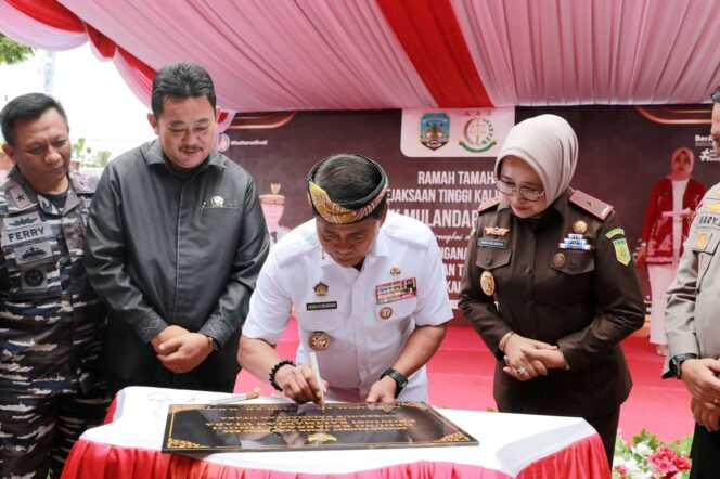 
PERESMIAN: Gubernur Kaltara, Dr. H. Zainal A. Paliwang, SH., M.Hum menandatangani prasasti peresmian Kantor Kejaksaan Tinggi Kaltara, belum lama ini. 