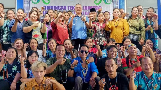 
 Bupati Malinau, Wempi W. Mawa, S.E., M.H., secara resmi menutup kegiatan Pelatihan Pembuatan Manik yang telah berlangsung selama beberapa hari. Bertempat di shoorom UMKM Kabupaten Malinau . Sabtu (21/9/2024).pagi.