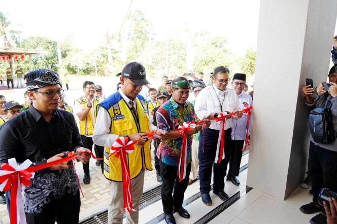 
 PERESMIAN: Gubernur Kalimantan Utara (Kaltara) Dr. H. Zainal A. Paliwang, SH, M.Hum, bersama Kementerian Pekerjaan Umum dan Perumahan Rakyat (PUPR) meresmikan pemanfaatan Rumah Susun (Rusun) Pondok Pesantren (Ponpes) Al – Muk'minun dan Masjid Ali Zain Amin, di kompleks Ponpes Al-Muk'minun, Kelurahan Pantai Amal, Ahad (22/9). 

