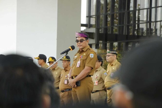 
 APEL PAGI: Sekprov Kaltara, Dr H Suriansyah, M.AP memberikan arahan pada apel pagi di Halaman Kantor Gubernur Kaltara, Senin (2/9).