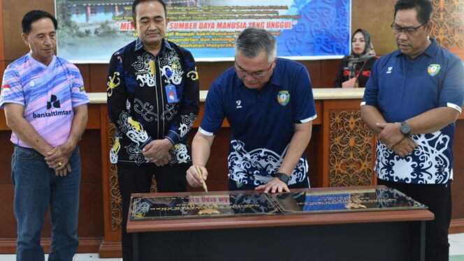 
 Bupati Wempi W. Mawa, SE,.MH didampingi Wakil Bupati Malinau Jakaria SE.,M.Si dan beberapa FKPD di lingkup Pemerintahan Kabupaten Malinau menghadiri Peresmian 6 Gedung Baru RSUD Malinau di Rumah Sakit Umum Daerah Malinau. Jumat (20/09/24) pagi.
