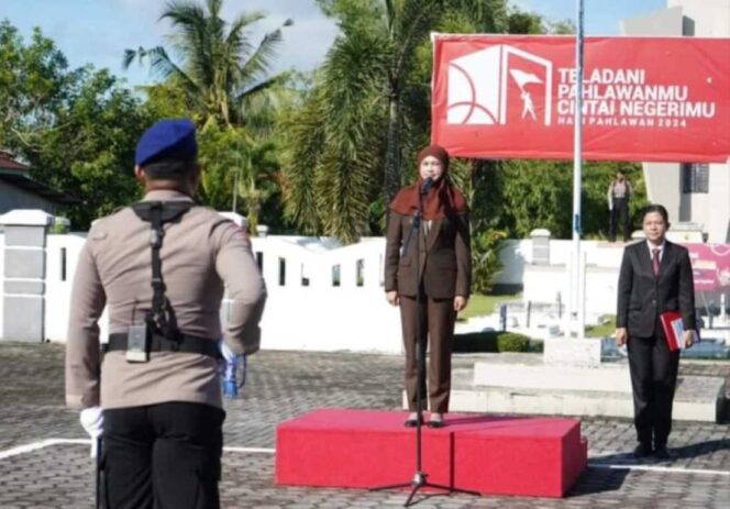 
 Bupati Nunukan Asmin Laura bertindak sebagai inspektur upacara peringatan Hari Pahlawan Tahun 2024. (HO-Prokompim/siagasatu.co.id)
