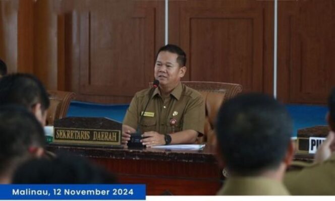 
 Sekda Malinau Dr. Ernes Silvanus, S.Pi., M.M., M.H membuka secara resmi rapat membahas penyediaan Ruang Terbuka Hijau (RTH) kawasan perkotaan, yang dilaksanakan di ruang Laga Feratu, pada Selasa (12/11/2024).‍